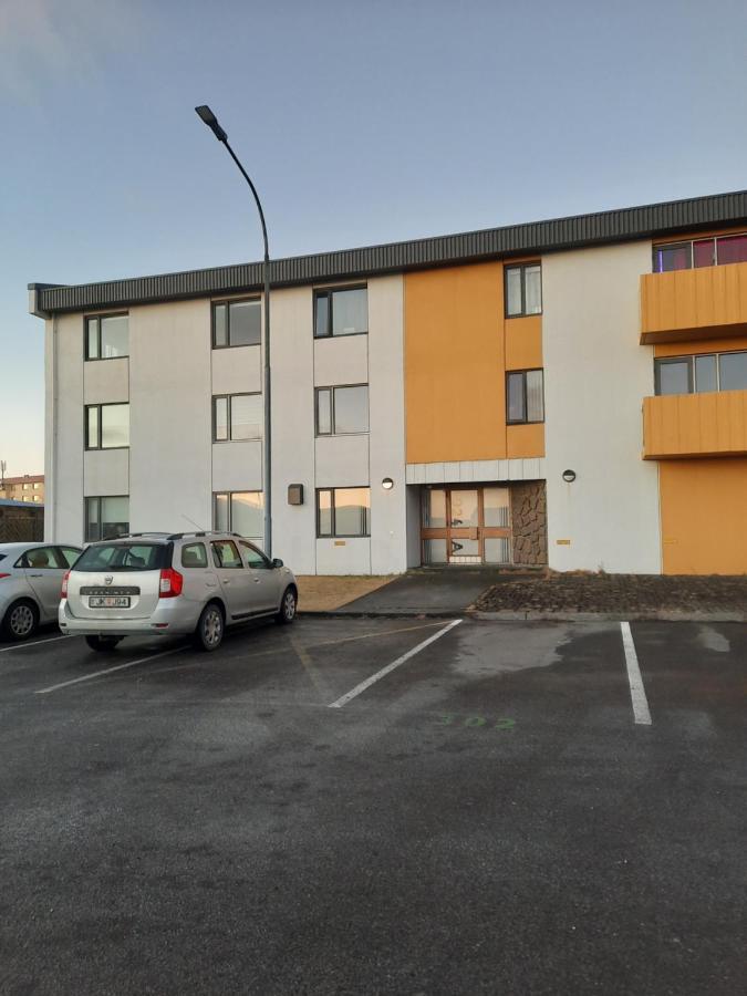 Apartment Near The Airport Njarthvik Exterior foto